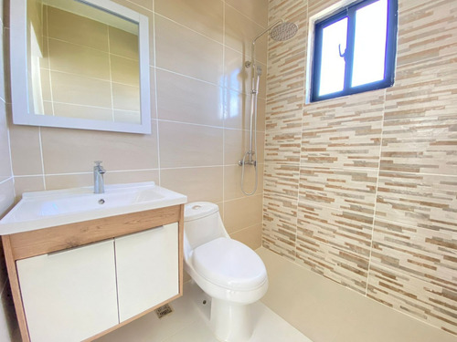Vendo Casa De 3 Niveles Nueva En Jardín Oriental, Marginal Las Américas, Entrando Por El Hotel Quality, Zona Franca Y Av. Ecologíca, Sto. Dgo. Este