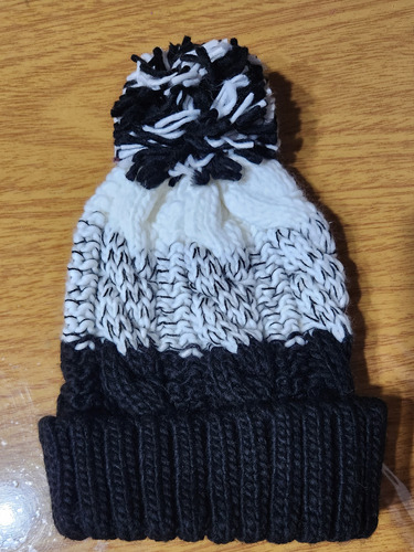 Gorro De Lana Con Pompón Blanco Y Negro 