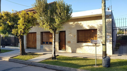 Excelente Casa En Venta 4 Ambientes En  Longchamps