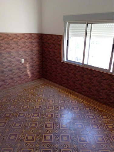 Casa De 3 Dormitorios Con Local En Las Piedras.