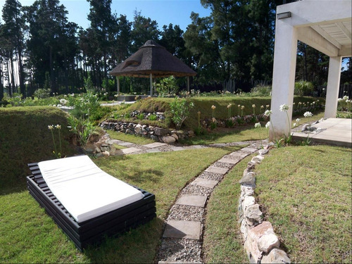 Hermosa Casa Y Terreno Adyacente. 1200 M2 Totales
