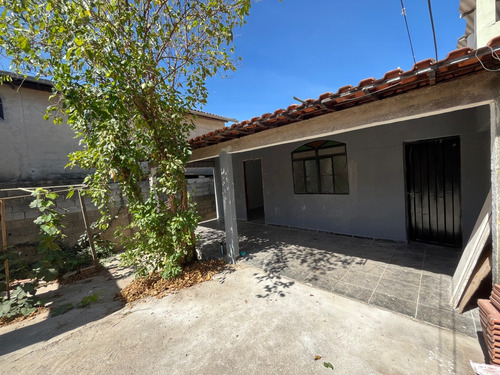 Casa Com 3 Quartos, Cozinha, Sala, 2 Banheiros, Varanda.