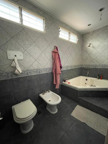 Gran Galpón Con Vivienda En Inmejorable Ubicación De Villa Adelina En Venta!!!