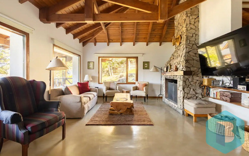 Casa En Barrio Cerrado Con Vista Plena Al Nahuel Huapi Valle Escondido. 010.