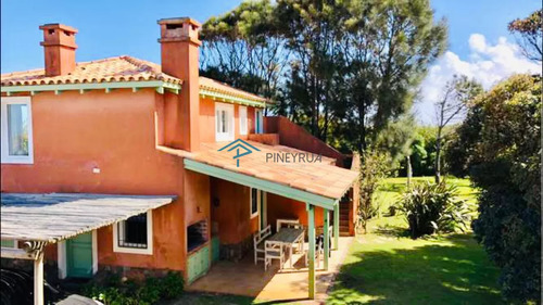 Venta De Casa Amplia De Construcción Sólida Sobre Primera Fila De Mar En La Juanita, José Ignacio