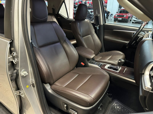 Toyota Hilux SW4 2.8 SRX 4X4 7 LUGARES 16V TURBO INTERCOOLER DIESEL 4P AUTOMÁTICO