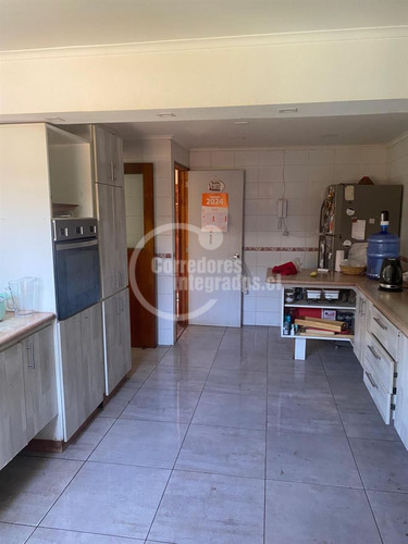 Casa En Venta De 5 Dorm. En La Florida