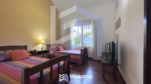 Casa En Venta En Playa Mansa En Privilegiada Ubicación, Una Manzana Sólo Para Ella.