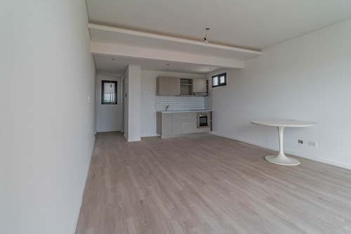 Venta De Monoambiente De Categoría Divisible Con Balcón En Piso Alto A Estrenar En Devoto C.a.b.a