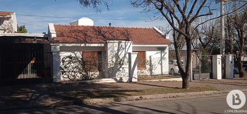 Hermosa Casa Esquina En Venta De 3 Dormitorios Y 2 Baños En Arguello Residencial Pegado A Villa Belgrano!