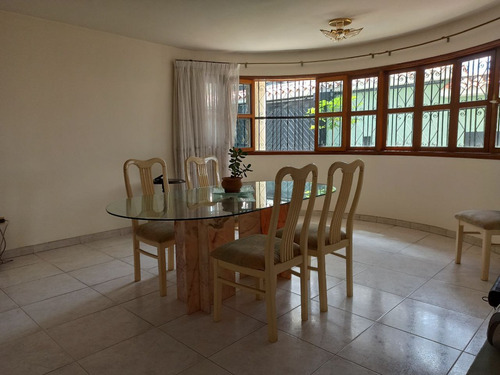 Se Vende Amplia, Acogedora Y Moderna Casa En Colinas De Santa Mónica. (r.o)