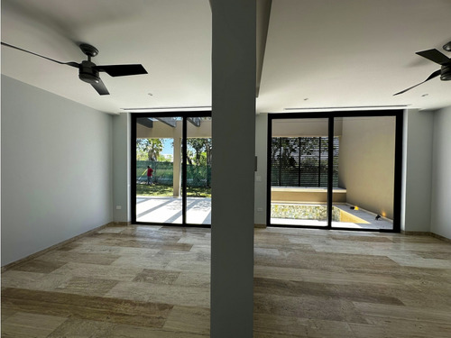 Renta De Residencia En Yucatán Country Club, A Estrenar