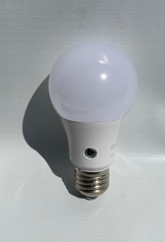 Imagen 4 de 10 de Lampara Led Con Fotocélula 10w E27 Luz Fría 220v Interelec