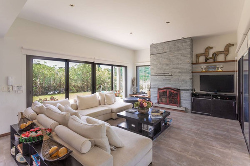 Increíble Casa De Ensueño En La Barra, 4 Dormitorios, Piscina Y Cancha De Fútbol