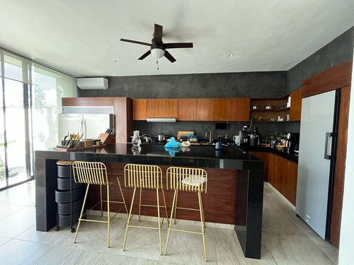 Casa Con 4 Habitaciones Y Alberca En Venta En Montebello