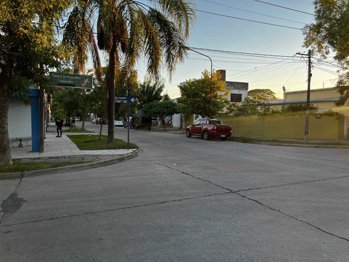 Imagen 7 de 9 de Casa Centrica En Esquina