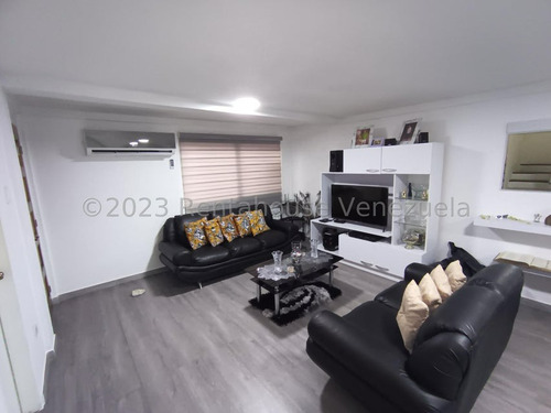 Imagen 3 de 30 de Hermoso Townhouse Ubicado En Conjunto Cerrado Con Pozo, Vigilancia Privada Y Doble Porton De Acceso, Es Moderno Y Tendencia Minimalista, Cuenta Con Su Cocina Empotrada Equipada, Pisos Laminados