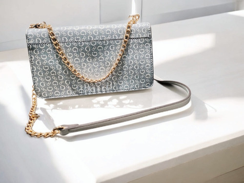 Bolsa Guess Original Sg970721 Azul Blanco Grabada Casual Azul Claro Grabada Oro Blanco Y Cadena Dorada