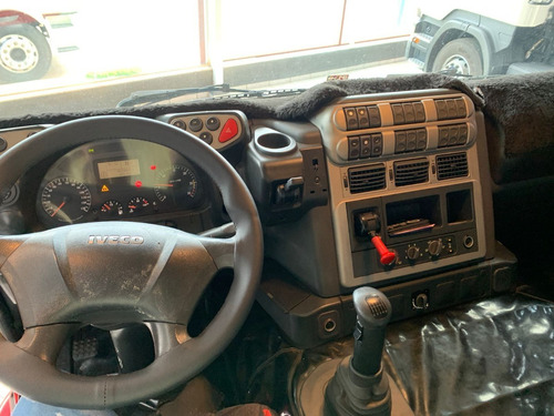 Imagem 10 de 12 de Iveco Stralis 360 4x2 2013