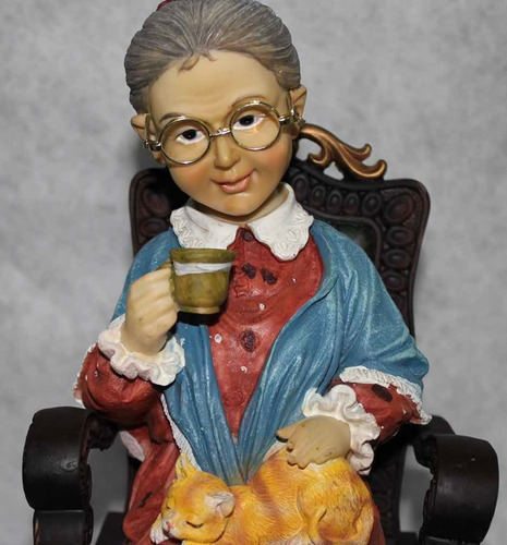Abuelita En Mecedora. 30cm Resina
