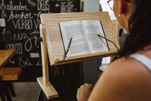 Suporte Apoio Mesa Leitura Com Prendedor De Páginas 35cm