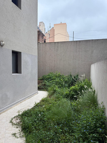 Venta Departamento 1 Dorm, Zona Centro, Con Patio. Oportunidad Inversion