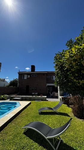 Hermoso Chalet, Excelente Esatdo De Conservación.