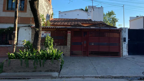 Venta De Casa 4 Dorm., Alsina Al 400- C /pileta
