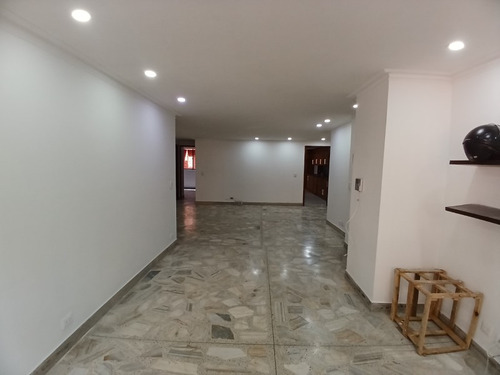 Apartamento Para Arriendo Ubicado En Medellin Sector Laureles (21502).