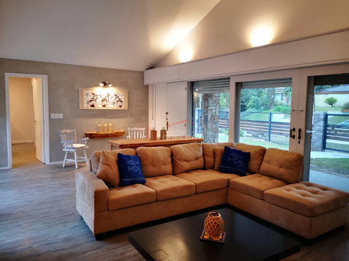 Casa En Alquiler De Verano En Punta Del Este, Zona Playa Mansa Con Parrillero Y Piscina, 5 Dormitorios