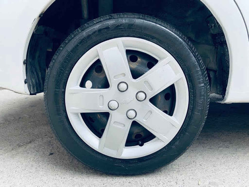 Imagen 4 de 10 de Chevrolet Aveo 2017 4p Ls L4/1.6 Man Linea Anterior