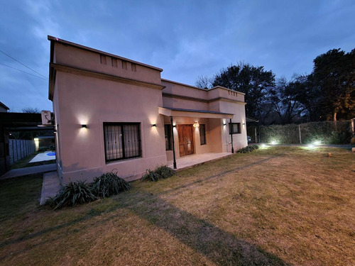 Casa En Venta - 2 Dormitorios 2 Baños - 907mts2 - Las Casuarinas, Luján
