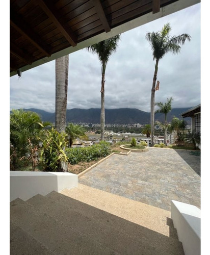 Se Vende Casa 1.000m2 5h+2s/6b+s/5p Lomas De Chuao 4359