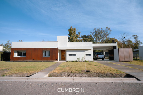 Casa De 3 Dormitorios En La Castilla Club De Campo