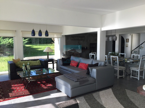 Exclusiva Casa Sobre La Playa De Solanas. Excelentes Vistas, Piscina Y Parrillero Con Vista Al Mar. - Ref: 5678