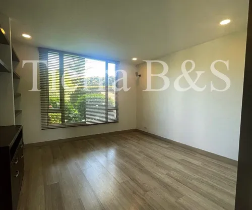 Lujosa Residencia: Confort Y Elegancia Por $13.900.000 Incluida Administración, San Simón