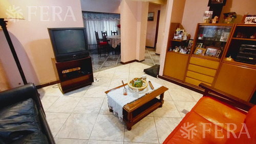 Venta De Casa 4 Ambientes Con Cochera Y Patio En Bernal