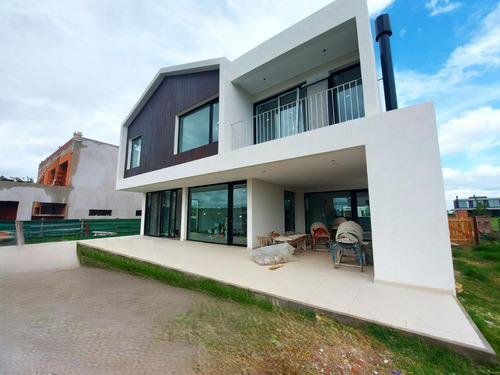 Casa En Venta - 3 Dormitorios 2 Baños - 850mts2 - Escobar