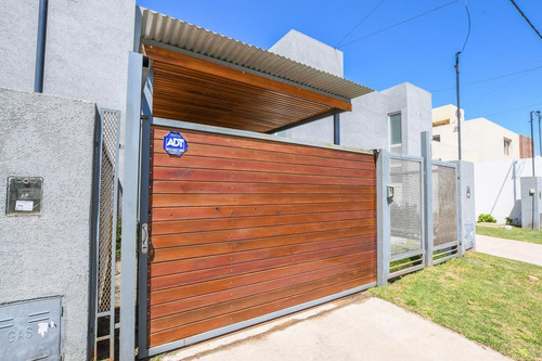 Imagen 3 de 22 de Casa De 2 Dormitorios En Venta Con Parrillero Tierre Nueva Fisherton