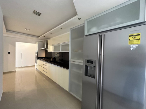 Josefina Toledo: Hermoso Apartamento En Venta En El Parral, 160m², Estudio, Maletero, Circuito De Cámaras, Balcón, Gym, Sauna, Planta Y Pozo, Piscina, Caney, 234907