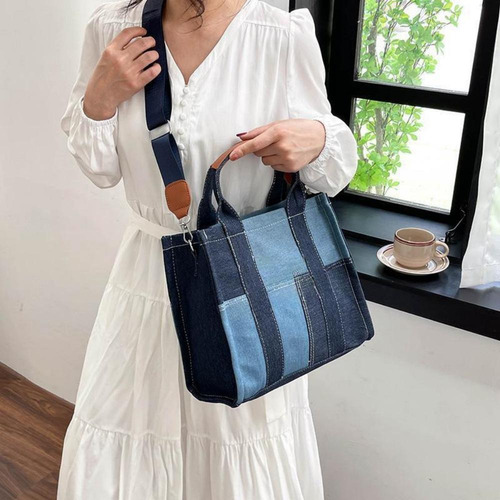 Bolsa De Tote Mezclilla De Los Herrajes Plata Color Azul Col Acabado De Los Herrajes Metal Diseño De La Tela Mezcla De Lona Y Denim