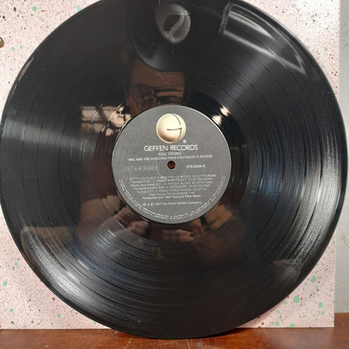 Imagem 5 de 8 de Vinil Lp Neil Young Shocking Pinks Everybody S Rockin Ótimo