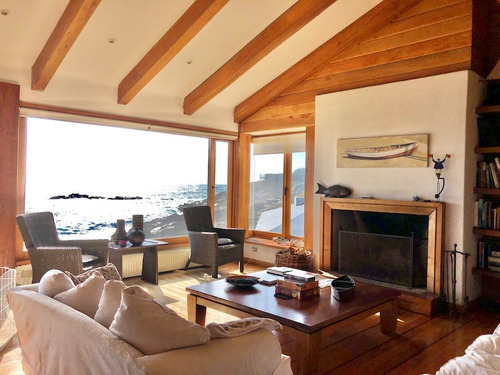 Sólida Casa En Venta En Primera Línea De Zapallar