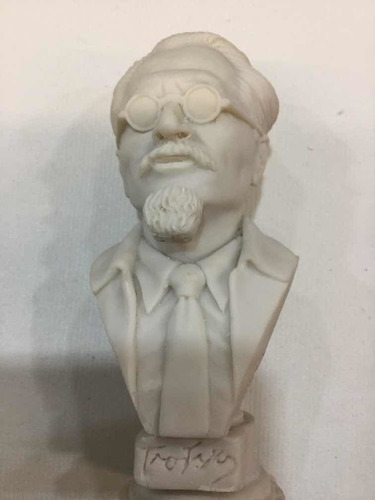 Busto Trotsky Resina