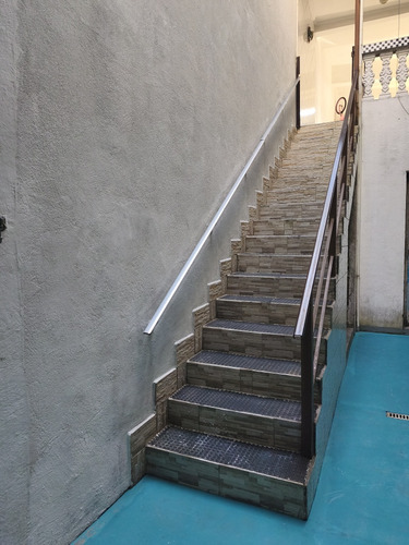 Aluga Se Casa Grande Com 3 Quartos, 2 Banheiros E Lavanderia