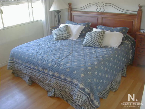 Venta Apartamento De 3 Dormitorios En Playa Mansa, Primera Línea Frente Al Mar