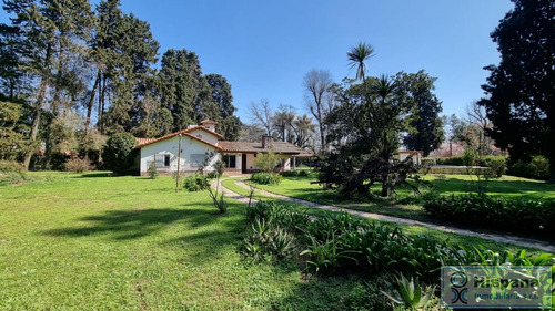 Hermosa Casa En Venta Sobre La Calle J.r Jimenez, En El Barrio Los Jazmines. Del Viso, Pilar