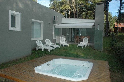 Imagen 18 de 19 de Casa En Alquiler O Venta En Valeria Del Mar A 3 Cuadras De La Entrada A Cariló Y 6 De La Playa Con Jacuzzi Y Loza Radiante.
