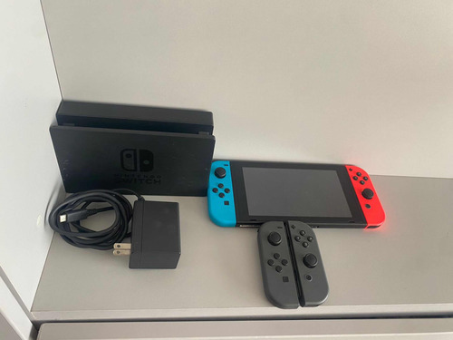 Consola Nintendo Switch Neón, Con 2 Mandos Adicionales