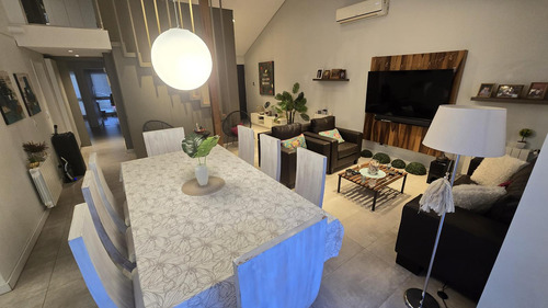 Amplia Casa Tipo Chalet De 5 Ambientes Como A Estrenar Con Jardin Y Cochera En Venta. Florida